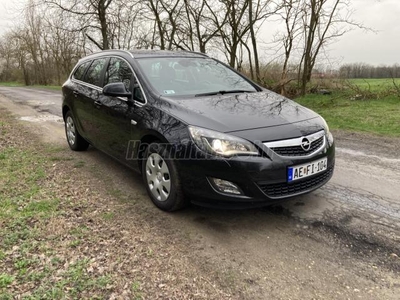 OPEL ASTRA J Sports Tourer 1.7 CDTI Cosmo Gyári alvázba épített kerékpártartóval!