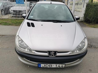 PEUGEOT 206 1.1 Presence M.O VÁSÁROLT.FRISS SZERVIZ.KLÍMÁS!ÚJSZERŰ GUMIK!