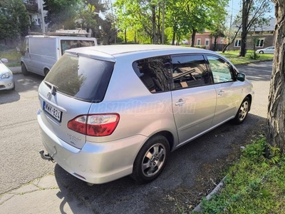 TOYOTA AVENSIS VERSO 2.0