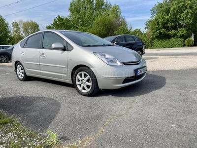 TOYOTA PRIUS 1.5 HSD 2006 (Automata) Vezetett szervizkönyv Sérülés.festés mentes