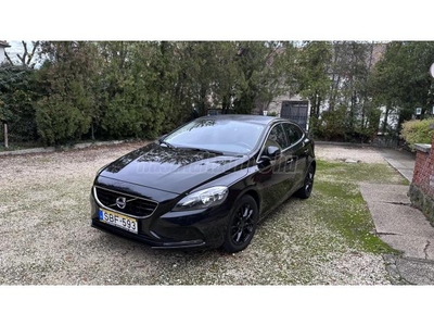 VOLVO V40 2.0 D [D2] Momentum Geartronic