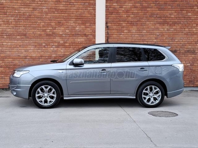 MITSUBISHI OUTLANDER 2.0 PHEV Instyle Navi 4WD CVT SPORT KIVITEL-NAPTETŐ-XENON-BŐR-TÁVTARTÓ-SÁVVÁLTÓ-KOCCANÁSGÁTLÓ-KAMERA-ÁLLÓFŰTÉS