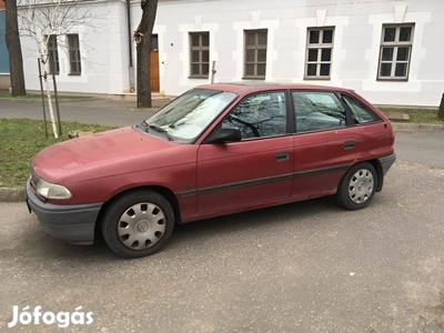 Bordó Opel Astra F 1.4i