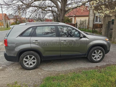 KIA SORENTO 2.0 CRDi EX Premium szervizkönyv. szép állapot