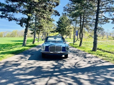 MERCEDES-BENZ W 115 230 BENZIN--ROZSDAMENTES GYÁRI ÁLLAPOT