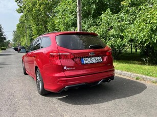 FORD FOCUS 1.5 EcoBoost ST-Line Red