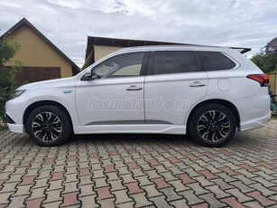 MITSUBISHI OUTLANDER 2.0 PHEV Instyle Navi 4WD CVT Gyönyörű autó.Egyedi küszöb és lökhárító