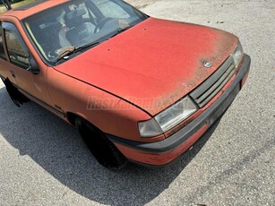 OPEL VECTRA A 2.0 GL OKMÁNYOK ÉS KEREKEK NÉLKÜL !