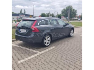 VOLVO V60 2.0 D [D5] Kinetic Geartronic