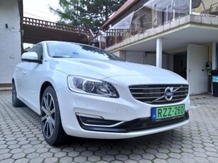 VOLVO V60 2.4 D [D5] AWD R-Design Summum Geartronic Fejtáblákba TV. Full EXRÁS 2026-ig muszaki. friss szervíz. zöld rendszám