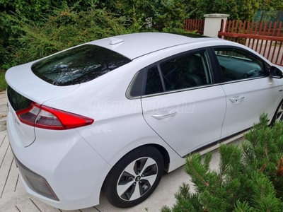 HYUNDAI IONIQ electric Premium (Automata) Full extra. 100% bemért akku. garázsban tartott. téli/nyári gumiszett