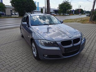 BMW 318d Touring Vonóhorog-Szervízkönyv-NAVI