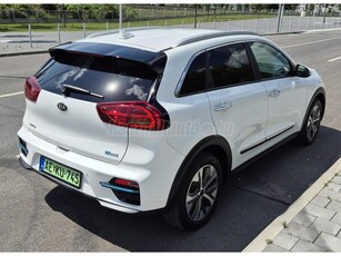 KIA NIRO e-Niro 64kWh Gold / ÁFÁS! / LED / 3 fázis / két töltő / téli-nyárigumi /friss szerviz / 3 év gari