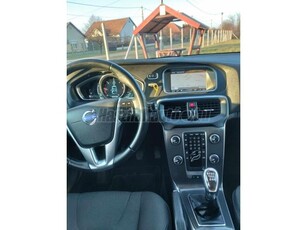 VOLVO V40 1.6 D [D2] Momentum Powershift CROSS Country