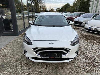 FORD FOCUS 1.5 EcoBlue Titanium SÉRÜLÉSMENTES. VÉGIG VEZETETT SZERVÍZKÖNYV.. NAVI. LED. TÉLI CSOMAG