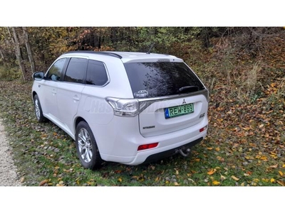 MITSUBISHI OUTLANDER 2.0 PHEV Instyle Navi 4WD CVT