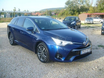 TOYOTA AVENSIS Touring Sports 2.0 D-4D Executive SZERVIZKÖNYV. BŐR BELSŐ. PANORÁMA TETŐ. RÁFUTÁSGÁTLÓ. TÁBLAFELISMERŐ