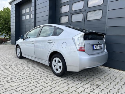 TOYOTA PRIUS 1.8 HSD Premium (Automata) SZERVIZKÖNYV / NAVI / HEAD UP / KAMERA