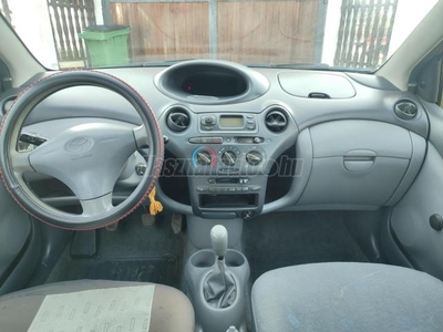 TOYOTA YARIS 1.0 Linea Terra