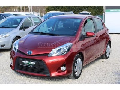 TOYOTA YARIS 1.5 HSD Active (Automata) 107e km. Bordómetál