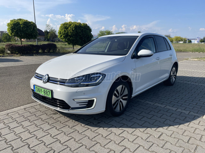 VOLKSWAGEN GOLF VII e-Golf nagy akksis-magasan extrázott