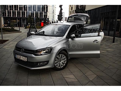 VOLKSWAGEN POLO V 1.6 75 CR TDI Trendline VEZETETT SZERVIZKÖNYV !