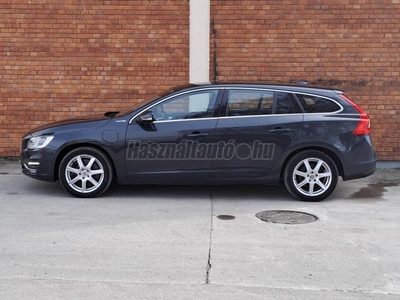 VOLVO V60 2.4 D [D6] PHEV AWD Summum Geartronic KITŰNŐ MŰSZAKI ÁLLAPOT-XENON-BŐR-KOCCANÁSGÁTLÓ-ÁLLÓFŰTÉS-MEMÓRIA-ÜLÉSFŰTÉS-NAVI