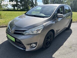 Toyota Verso 1.6 D-4D Active Trend Szervizkönyv