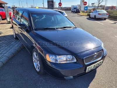 VOLVO V70 2.4 D Kinetic Végig vezetett szervizkönyv !