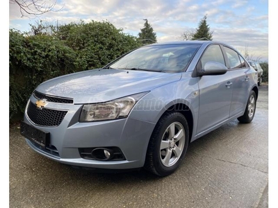 CHEVROLET CRUZE 1.6 LS LEINFORMÁLHATÓ ELŐÉLET! TÉLI-NYÁRI GUMI! ÚJ AKKSI! AZONNAL ELVIHET