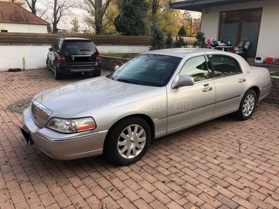 LINCOLN TOWN CAR