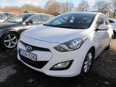 HYUNDAI I30 1.4i Comfort Szervízkönyv 126000km