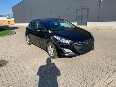 HYUNDAI I30 1.4i Comfort VEZETETT SZERVIZKÖNYV!