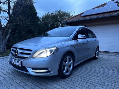 MERCEDES-BENZ B 180 Style NAPFÉNY/BŐR/XENON/NAVI/2KULCS