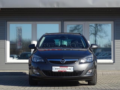 OPEL ASTRA J Sports Tourer 1.4 T Cosmo 129eKM-1.TULAJ-GYÁRI'FÉNYEZÉS-KORMÁNYFŰTÉS-SZERV.KÖNYV