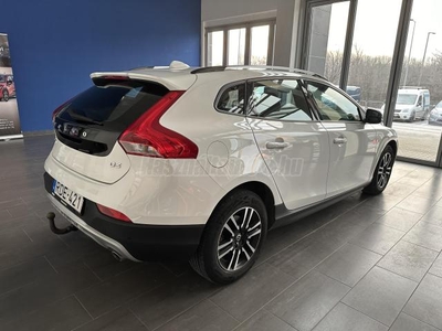 VOLVO V40 Cross Country 2.0 D [D3] Plus Geartronic Magyar. Szervizkönyves. ÁFA-s