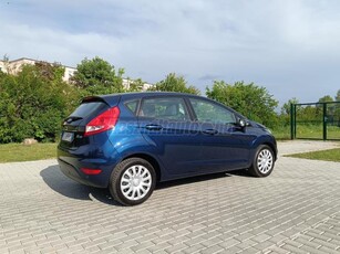 FORD FIESTA 1.25 Ambiente 2 KULCS 5 LÉGZSÁK 6 HANGYSZÓRÓ 8 KERÉK BŐR-MULTIKORMÁNY TOLATÓRADAR