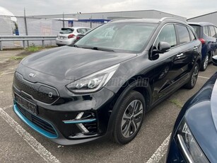 KIA NIRO e-Niro 64kWh Platinum 27% áfá-s számlával!! Full extra! Teljes gyári fényezés! Garanciális!