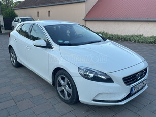 VOLVO V40 2.0 D [D2] Momentum Geartronic