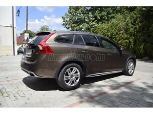 VOLVO V60 2.0 D [D3] Momentum Cross Country