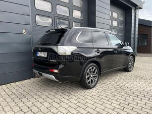 MITSUBISHI OUTLANDER 2.2 DI-D Instyle Navi 4WD (Automata) SZERVIZKÖNYV / NAPFÉNYTETŐ / BÉZS BŐRB. / 7FŐ / VONÓHOROG