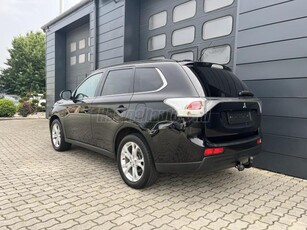 MITSUBISHI OUTLANDER 2.2 DI-D Instyle Navi 4WD SZERVIZKÖNYV / NAPFÉNYTETŐ / XENON / ÜLÉSFŰTÉS / 7FŐ