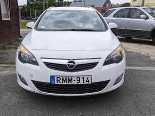 OPEL ASTRA J Sports Tourer 1.4 T Enjoy Szervizkönyv. ülés- és kormányfűtés