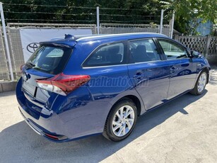 TOYOTA AURIS Touring Sports 1.8 HSD Live TSS (Automata) 2018 - navi - tolatókamera - ülésfűtés - vezetést támogató rendszerek