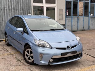 TOYOTA PRIUS PLUG-IN LED LÁMPA. JBL. SZERVÍZKÖNYVES