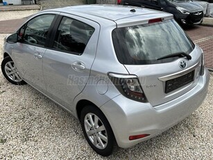 TOYOTA YARIS 1.5 HSD Lounge (Automata) Márkaszervíz Által Végig Vezetett Szervízkönyv