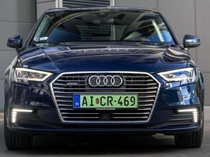 AUDI A3 Sportback 1.4 TFSI Sport S-tronic e-tron Különleges kék szín