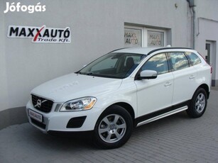 Volvo XC60 2.4 D [D3] Momentum Geartronic AWD+N...