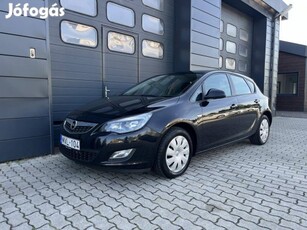 Opel Astra J 1.4 T Enjoy Szervizkönyv / Magyaro...