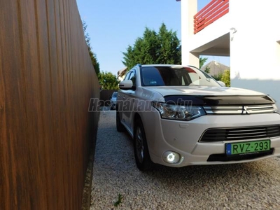 MITSUBISHI OUTLANDER 2.0 PHEV Instyle Navi 4WD CVT